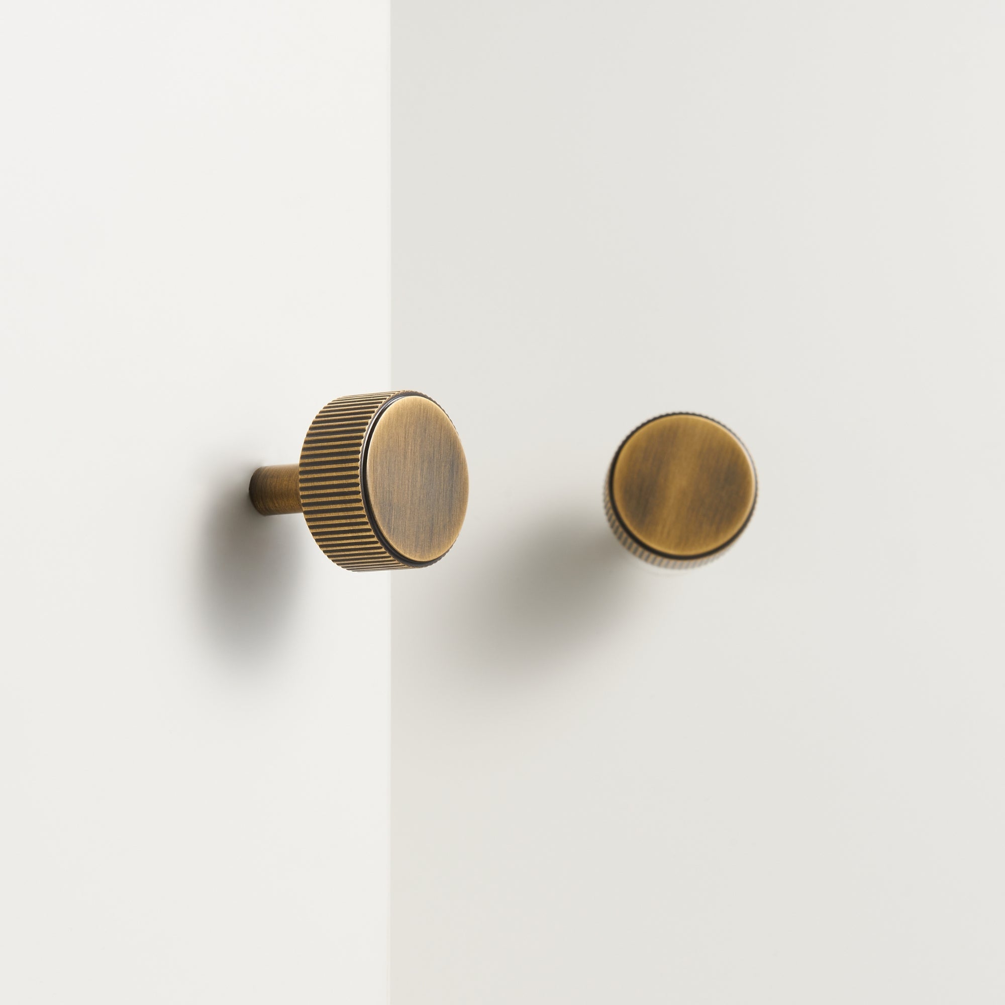 Knopp CH052 | Räfflad | Antik Mässing
