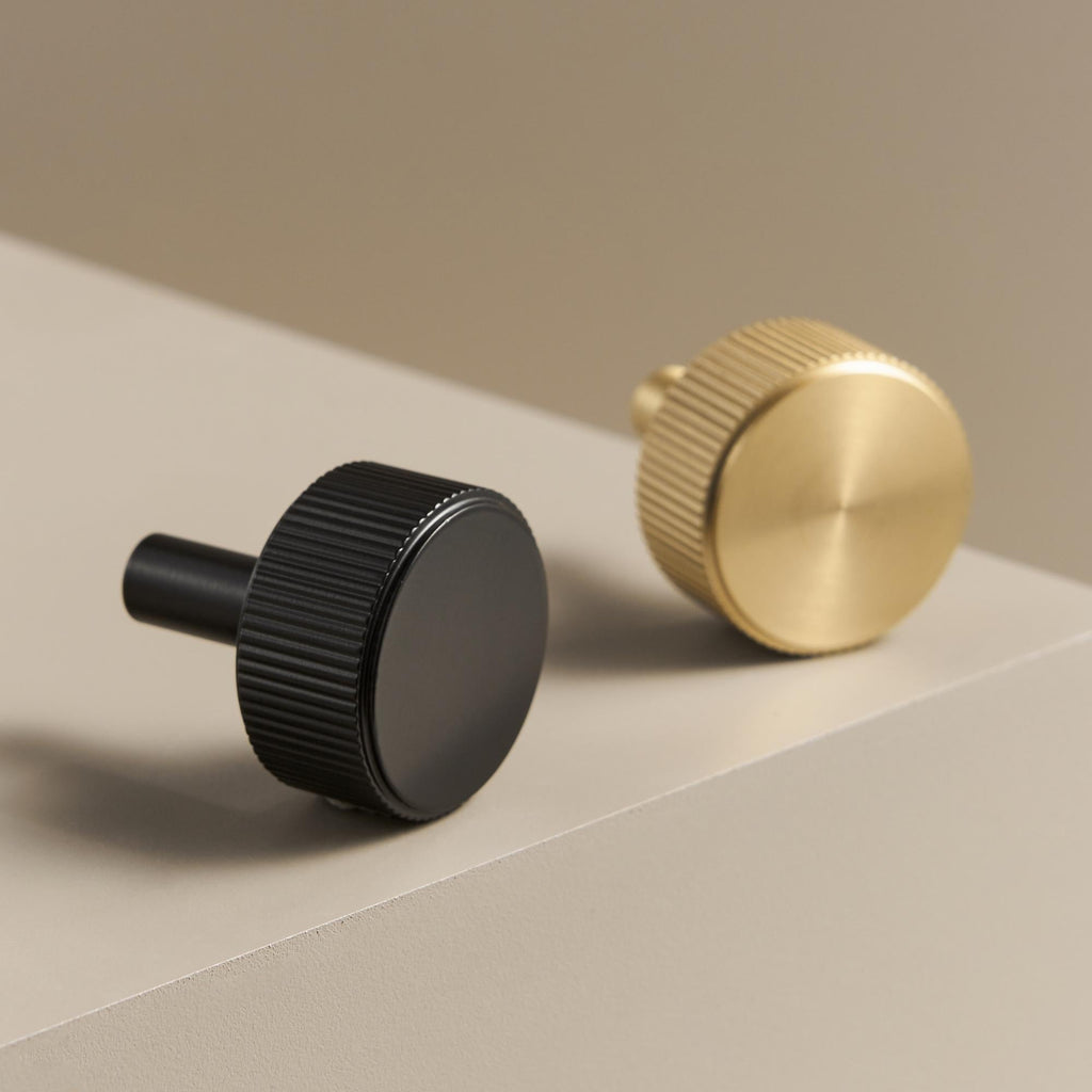 Knopp CH052 | Räfflad | Svart
